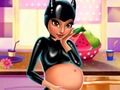 Gêm Mae Catwoman yn feichiog  ar-lein